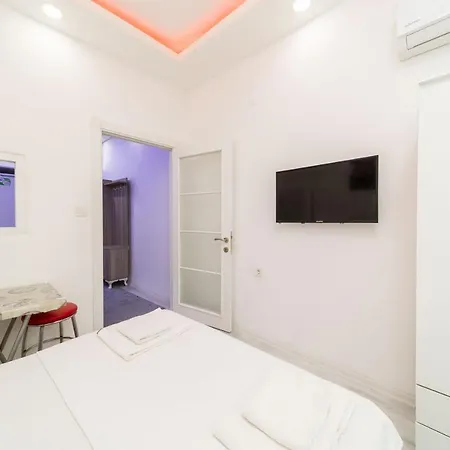 Central And Comfy Flat Near Hadrian Gate דירה אנטליה